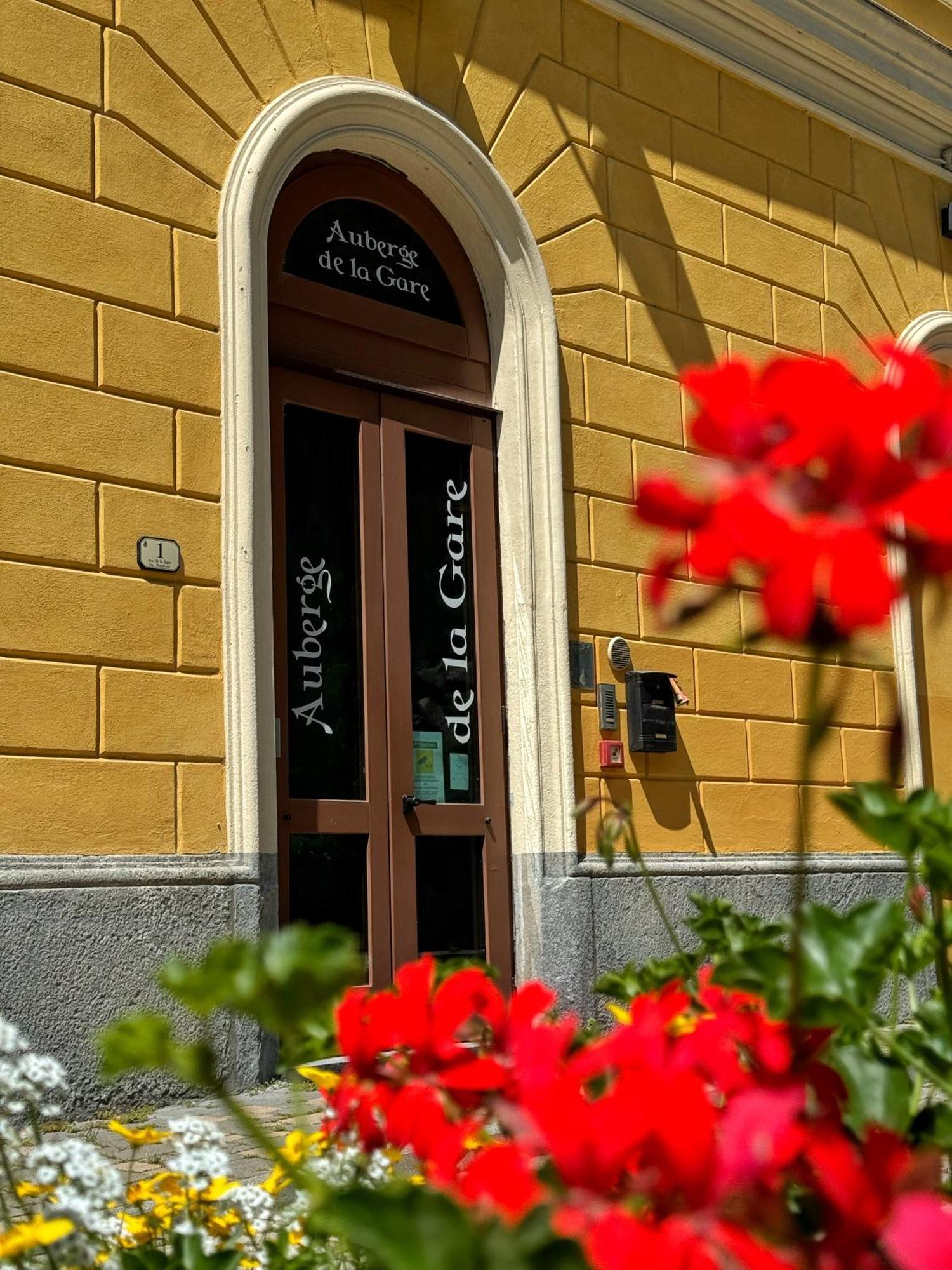 Auberge De La Gare - Dortoir & Ostello Hone Exteriör bild
